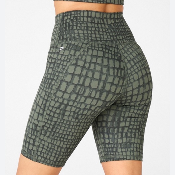 Fabletics - Define PowerHold® High-Waisted 9'' Short- Safari Crocodile - 4x - Picture 2 of 3